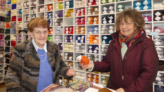 In ihrer Wollstube schätzt Monika Keber (links) nach wie vor den Kontakt zu ihren treuen Kunden.