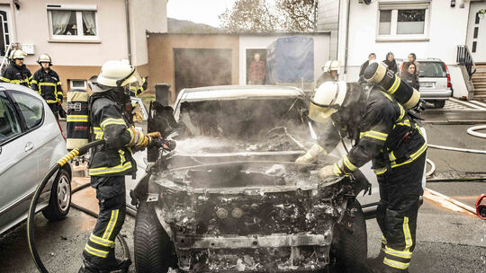 Ein Auto mit Verbrennermotor ging am vergangenen Mittwoch, 25. März, vor der Obersteiner Grundschule in Flammen auf.