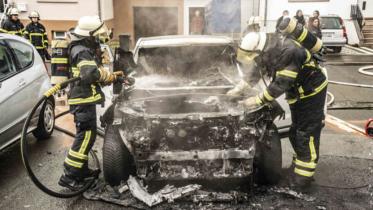 Ein Auto mit Verbrennermotor ging am vergangenen Mittwoch, 25. März, vor der Obersteiner Grundschule in Flammen auf.