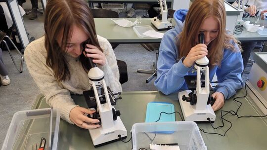 Schülerinnen der Klasse 12 mit den gestifteten Mikroskopen