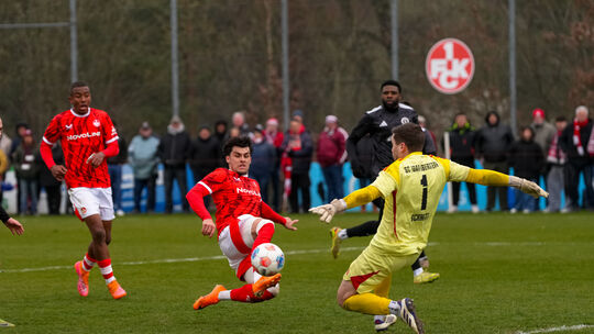 Und wieder ist SC-Torwart Michel Schmitt die Endstaation für den 1. FC Kaiserslautern II. Die Idarer Nummer eins zeigte eine sup