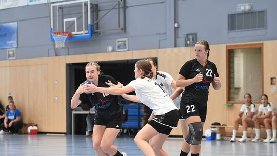 Maja Schmidt (am Ball) trug sich im Nachholspiel gegen den TuS Weibern gleich achtmal in die Schützenliste des TVBE ein.