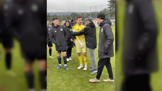 Michel Schmitt wird beglückwünscht. Sein Gesichtsausdruck passt allerdings in diesem Moment nicht zur großartigen Leistung, die
