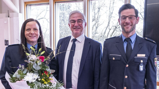 Bereits seit Oktober sind beide in ihren neuen Funktionen tätig. Polizeipräsident Jürgen Süs (Mitte), wünschte Katinka Schneider