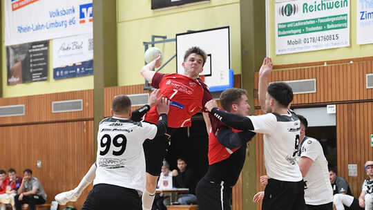 Youngster Christoph Horn (am Ball, Szene aus dem Hinspiel in Diez) eilt mit dem TuS Holzheim seit Wochen von Sieg zu Sieg und li