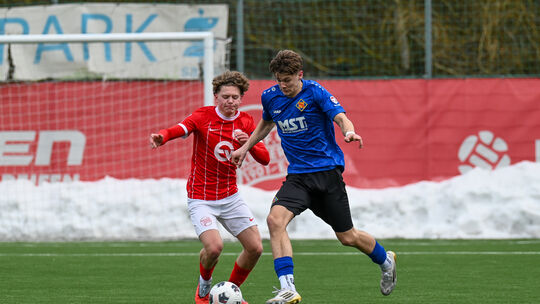 Wie schon im Hinspiel bot die U17 der TuS Koblenz (blaue Trikots) den Kickers Offenbach in der DFB-Nachwuchsliga Paroli, unterla