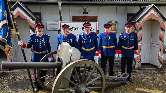 Die letzten fünf Akiven der Garde salutierten ein letztes Mal mit Fahne und Kanone vor ihrem Feldhaus an der Emser Straße.