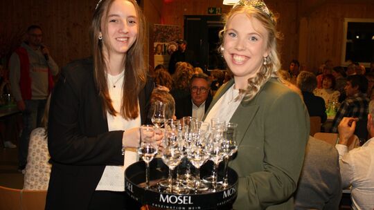 Auch ein samtig feiner Pfirsichbrand und ein süßer Likör vom roten Weinbergpfirsich trafen auf gewogene Abnehmer. Die amtierende