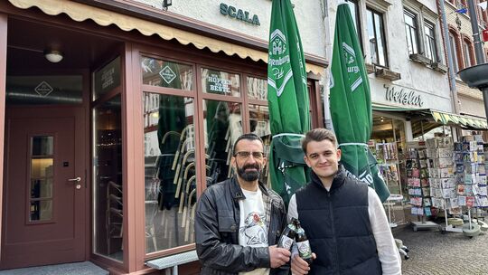 Naci Agcagül (links) ist der neue Wirt im Scala. Dass die beliebte Kneipe mitten in der Montabaurer Fußgängerzone wieder öffnet,