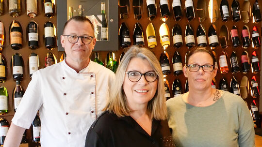 Das Team vom Hotel/Restaurant "4 Winden" in Windhagen, in der Mitte Elke Rüddel, rechts die Küchenchefin Sabrina Höfer und der Z