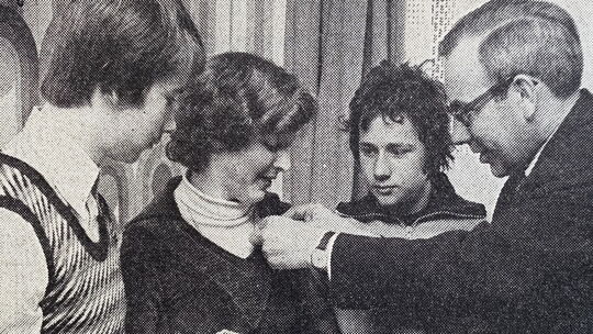 Hans-Georg Quirmbach (von links) sowie Gabi Schwickert (heute Weimer) und der heutige Landrat Achim Schwickert werden als frisch