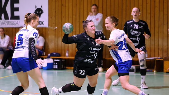 Melissa Gräber (am Ball) traf fünfmal am letzten Spieltag bei der 28:30-Niederlage in Kleinich gegen Mainz-Bretzenheim II. Teamk