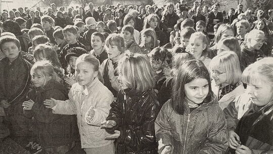 Mit einem bunten Programm feiern Schüler und Eltern an der Erich-Kästner-Schule die Einweihung des neuen Mehrzweckraumes.