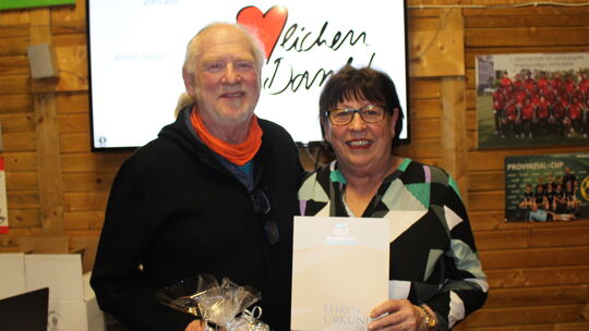 Der Vorsitzende des Sportkreises Cochem-Zell, Edwin Scheid, ehrt Alison Sausen mit der Silbernen Ehrennadel des Sportbundes.