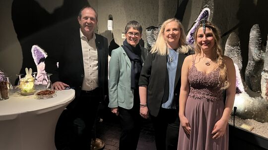 Gemeinsam mit Edelsteinkönigin Vivian Heidrich, Museumsleiterin Carolin Martin und OB Frank Frühauf eröffnete Staatssekretär Pet
