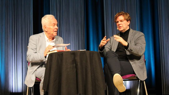 Michael Steinbrecher (rechts) nahm im Talk mit Mathias Jung insbesondere die Würde der sozial Schwachen in den Blick.