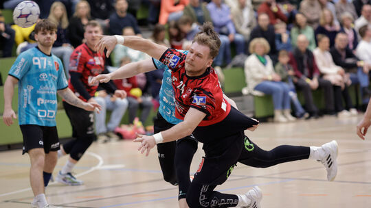 Vallendars Torben Waldgenbach (rotes Trikot) setzt sich gegen seine Offenbacher Gegenspieler durch.