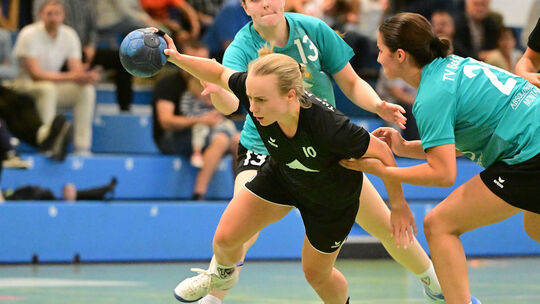 Tus Weiberns Anna Harrop (am Ball) musste nach einem harten Fall in ein Krankenhaus gebracht werden. Dort wurden schwere Prellun