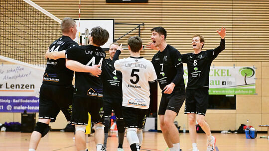 So jubelten die Sinziger Volleyballer am Samstagabend über den Klassenverbleib in der Regionalliga.