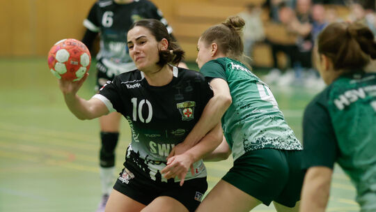 Gibt es für Hannah Baldus (am Ball) und den HC Koblenz doch noch ein Happy End in der Regionalliga? Nach dem Rückzug des TV Bode