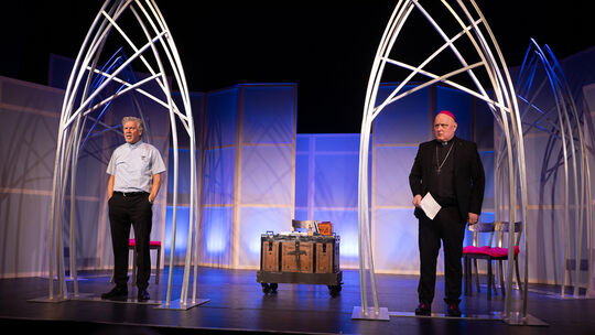 Stehen mit der Kirche vor gewaltigen Problemen: Klaus Zmorek als Helmut Koch und Till Brinkmann als Bischof Konrad Glöckner.