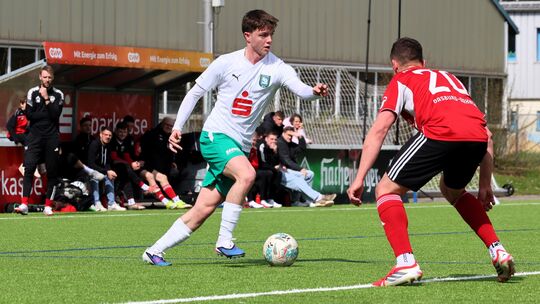 Mülheim-Kärlich Tom Burscheid (am Ball) machte eine gute Partie gegen Arzfeld um Bastian Propson und bereitete unter anderem das