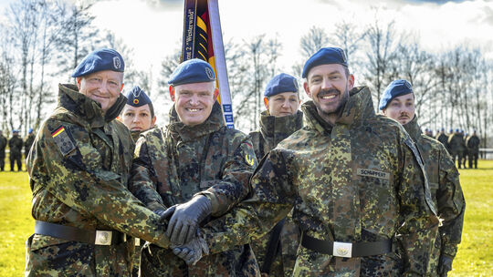 Dr. Sven Funke (von links), Generalarzt Dr.Bruno Most und der neue Oberarzt Jan Ulrich Schuppert.