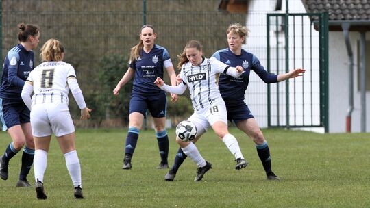 Wie gewonnen, so zerronnen: Gerade erst hatte Luisa Limbach den 1. FFC Montabaur in Führung gebracht, da ließ sich Rachel Kirps