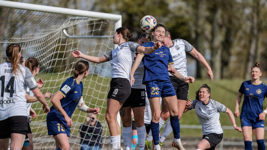 Die einzig nennenswerte Chance für Andernach durch Magdalena Schumacher (blaues Trikot) nach einem Eckball. Der Ball ging an die