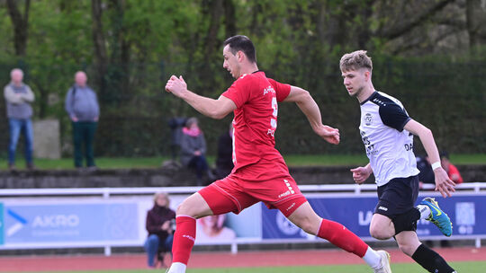 Mit einer schönen Einzelaktion markierte Almir Porca (rotes Trikot) nach nur sieben Minuten das 2:0 für seinen Ahrweiler BC. Die