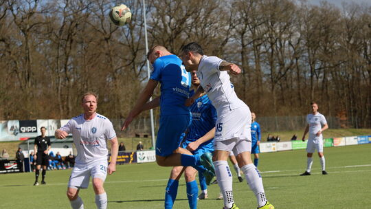 Hier trifft Alex Auer (in Blau) beim Kopfball nicht, aber am Ende war er beim 3:2-Heimsieg gegen den HSV Neuwied (von links mit