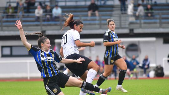 Beim 0:3 im Hinspiel in Bad Neuenahr (im weißen Trikot Berna Tokmak) hielt sich die Niederlage für den SC 13 gegen den 1. FC Saa