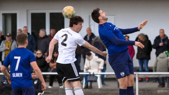 Zwei Ulmener (links Marcel Stadtfeld, rechts Niklas Denkel) gegen einen Mayener (mit Paul Dorner): So war am Ende auch das "Tor-