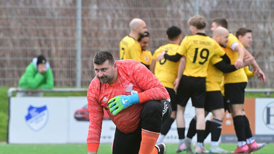 Bad Bodendorfs Torwart Nicolai Schmitz (vorn) ist erneut geschlagen, im Hintergrund jubelt der SC Sinzig, der 6:1 gewann, über d
