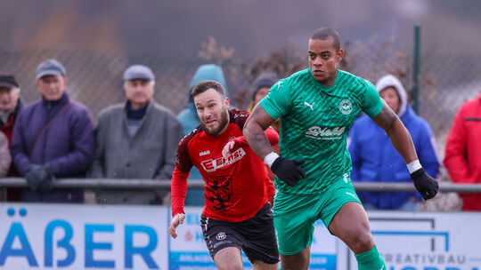 Lucas Alves da Silva (rechts) schoss den VfR Baumholder mit einem Hackenhammer zum 1:0-Auswärtssieg.