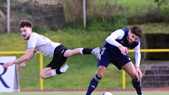 Quer in der Luft: Der Bad Breisiger Luaay Saraj (rechts) geht gegen den Plaidter Timo Franzen hier als Sieger im Kampf um den Ba