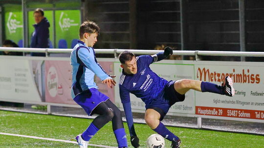 Der FC Peterswald-Löffelscheid (links mit Steffen Retzlaff) brachte die SG Sohren/Büchenbeuren (mit 1:2-Torschütze Noah Vink) tr