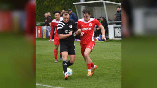 Ungewohnte Position: Der Hüffelsheimer Tim Reidenbach (rechts) spielte dieses Mal als Sechser.