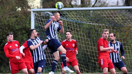 Der VfL Niederbieber (beim Kopfball Thamy Aurand) setzte seinen Erfolgslauf gegen den SV Rheinbreitbach dort, schlug den Kontrah