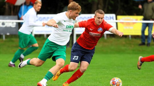 Im Hinspiel im September musste sich die SG Mörschbach um Kapitän Leon Schulzki (rotes Trikot) dem TuS Oberwinter noch mit 2:4 g