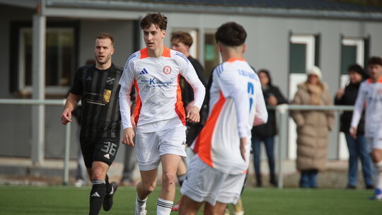 Der SC Idar-Oberstein II (in weiß) und die SG Weinsheim lieferten sich ein super Spitzenspiel. Hier treibt Colin Fuchs den Ball,