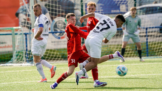 Die SG St. Katharinen/Vettelschoß (hier mit Louis Wilmes im Zweikampf gegen Tobias Schnabel) führte gegen die SG Westerburg lang