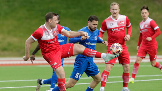 Cosmos-Akteur Serdar Arslan (blaues Trikot) musste nach 67 Minuten vom Platz. Er hatte, genau wie sein Kollege Benko Sabani, Gel