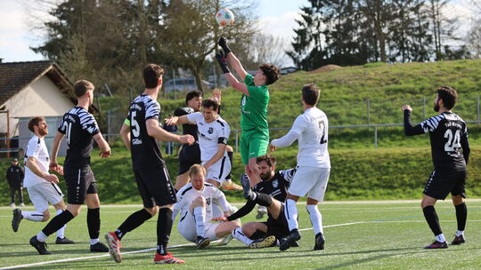 Der Aufstiegsaspirant TuS Mayen (in Schwarz) konnte in Winzberg machen, was er wollte - die Abwehr des Vorletzten SG Viertäler O