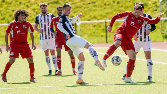 Gegen den SV Melsbach (rote Trikots) siegte der VfB Linz II mit 3:1 und zog nach Punkten mit dem bisherigen Zweiten SG Feldkirch