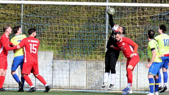 Erneut schlägt Weitersburg einen hohen Ball in den Strafraum: Anadolus Torwart Yücel (am Ball) zeigte sich bei diesen Bällen oft