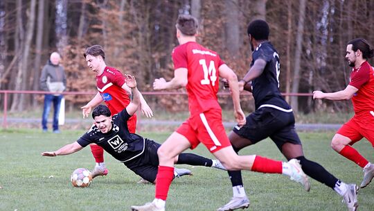 Die SG Lautzert-Oberdreis/Berod-Wahlrod (in Rot) konnte die Partie gegen den SV Windhagen (in Schwarz) spät drehen.