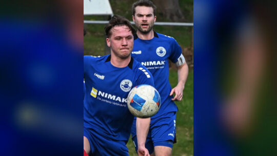 Die Wissener Max Krauß (vorne) und Lukas Becher haben den Ball zwar im Blick, verlieren den Klassenerhalt aber immer mehr aus de