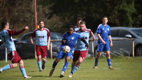Der TV Hettenrodt (dunkelblaue Trikots) landete "im Meerhafen" bei der SG Idar-Oberstein/TSG/Algenrodt einen Auswärtscoup und be