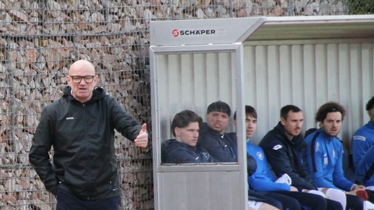 Die Anspannung legte sich nach dem Abpfiff bei Eintracht-Interimstrainer Mario Spreitzer (links) schnell.